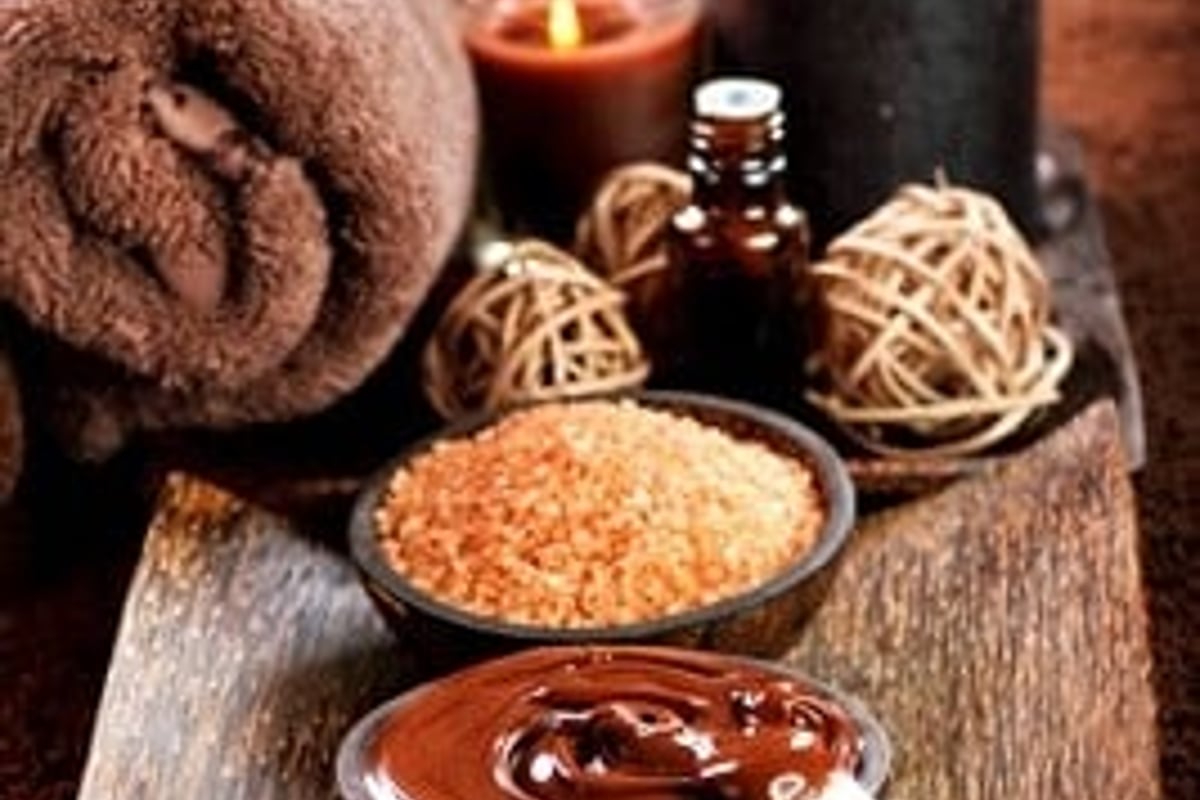 świece, ręcznik i płynna czekolada w spa