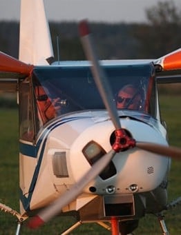 mężczyzna i pilot w kokpicie awionetki widok z przodu