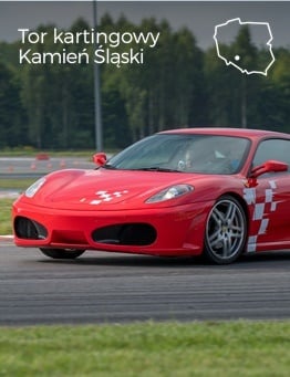 Czerwone Ferrari na terenie toru wyścigowego