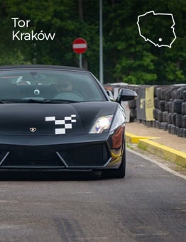 Ujęcie na przód oraz lewy bok pędzącego Lamborghini