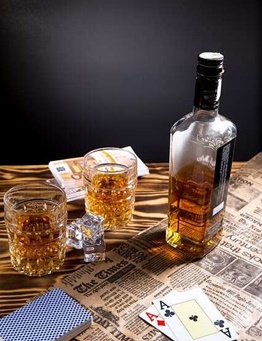 Butelka i dwie szklanki whisky