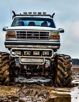 monster truck widok przodem