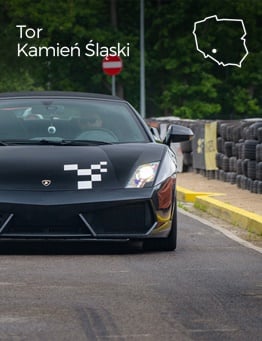 Ujęcie na przód oraz prawy bok pędzącego Lamborghini
