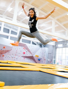 kobieta skacze na trampolinach