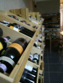Kolekcja win w drewnianych pojemnikach