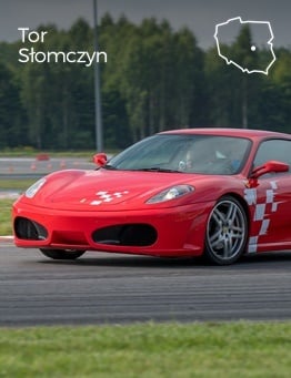 Widok na przód oraz prawy bok sportowego Ferrari