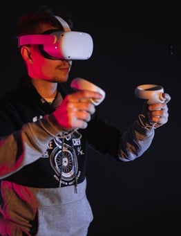 mężczyzna w czasie gry VR