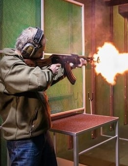 Mężczyzna podczas oddawania strzału z AK-47