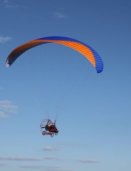 Motoparalotnia podczas lotu