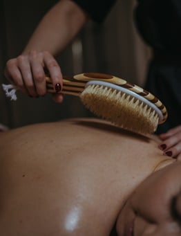 Kobieta podczas masażu