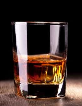 Szklanka z whisky oraz lodem
