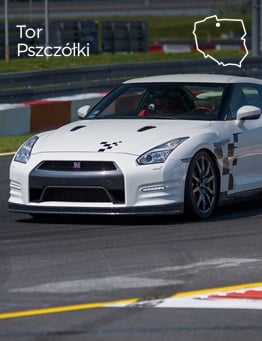 Nissan GT-R na terenie toru wyścigowego