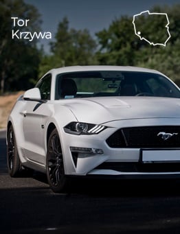 czerwony ford mustang widok z przodu