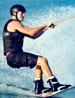 mężczyzna na wakeboardzie widok z boku