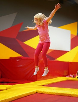 dziewczynka skacze na trampolinach 