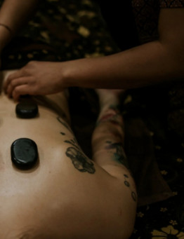 kamienie do masażu na ciele