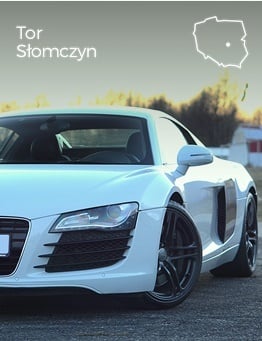 Profil luksusowego Audi R8 na tle nowoczesnego budynku