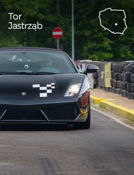 Białe Lamborghini połyskujące w blasku słońca