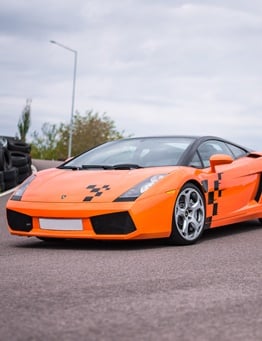 Widok ma przód białego Lamborghini