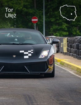 Białe Lamborghini Gallardo na tle kłębiastych chmur