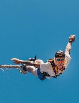 Skok na bungee na terenie stadionu