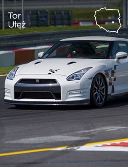 Biały Nissan GT-R, widok z boku