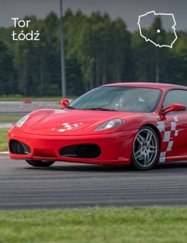 Ferrari na pierwszym planie, w tle uczestnicy eventu