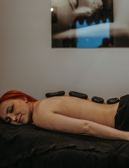 masaż gorącymi kamieniami  Wersal Beauty&Fit