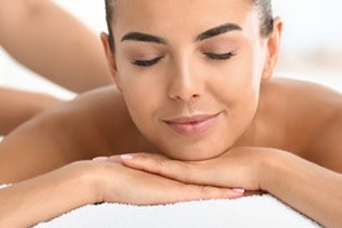 Masaż w salonie SPA.