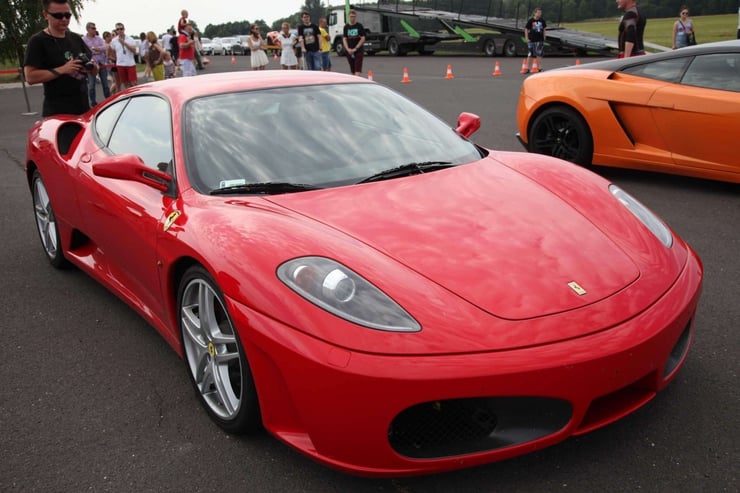 Ferrari F430 bokiem, w tle Nissan i Lamborghini