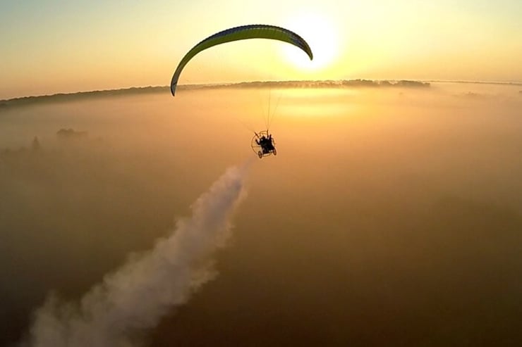 lot motoparalotnią nad poziomem mgły