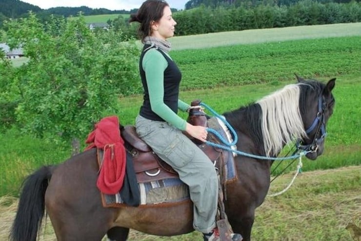 młoda dziewczyna jedzie na koniu