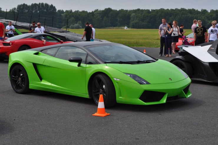 Zielone Lamborghini Gallardo na terenie toru wyścigowego