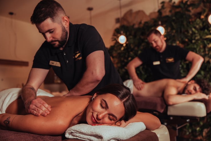 mężczyźni wykonujący masaż parze