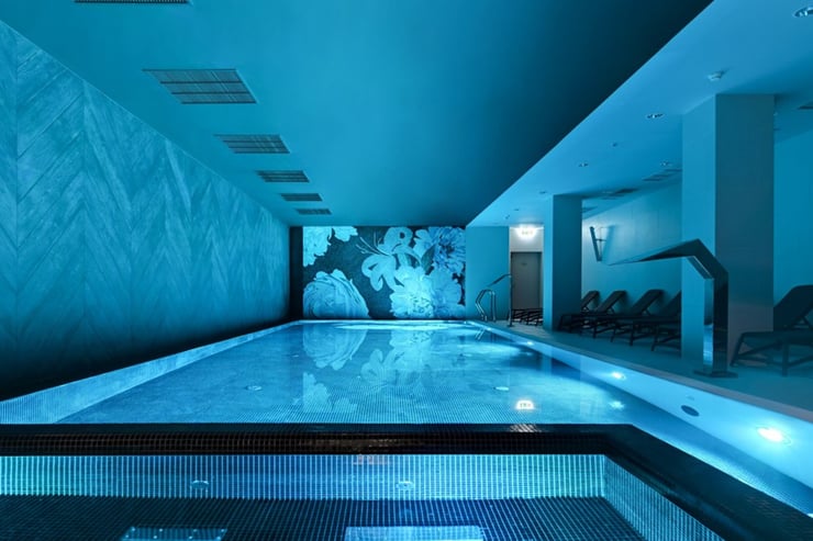 hotelowy basen z krystalicznie czystą wodą i niebieskimi światłami