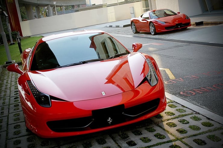 Przód lśniącego Ferrari
