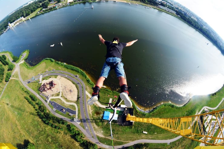 mężczyzna skaczący na bungee w Poznaniu