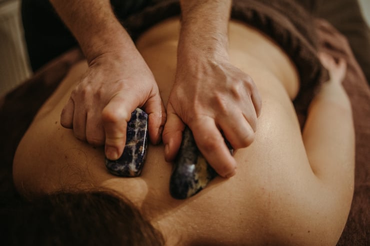 relaksujący masaż gorącymi kamieniami