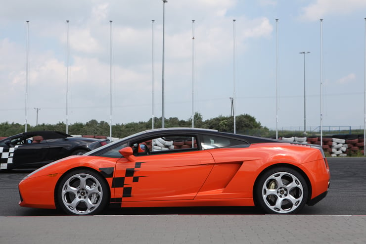 Pomarańczowe Lamborghini w czasie jazdy na torze