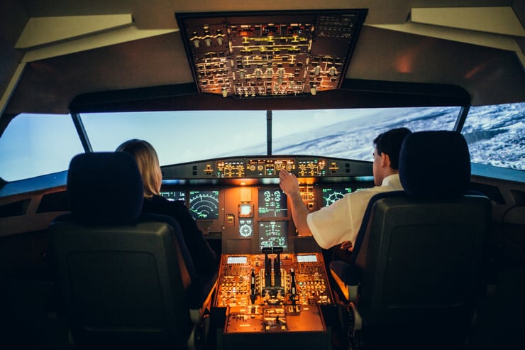 lekcja pilotażu w symulatorze lotu