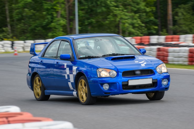 Sportowa sylwetka niebieskiego Subaru