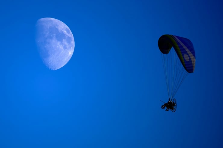 motoparalotnia i księżyc na tle nieba
