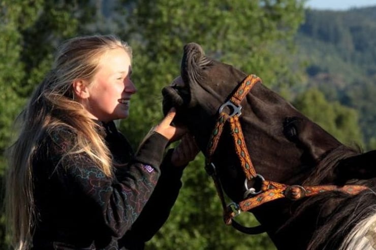 młoda dziewczyna z koniem