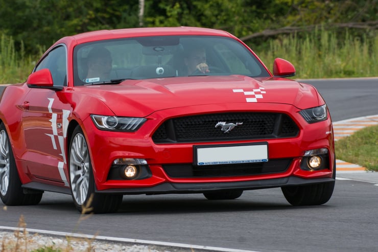 ford mustang podczas jazdy na torze