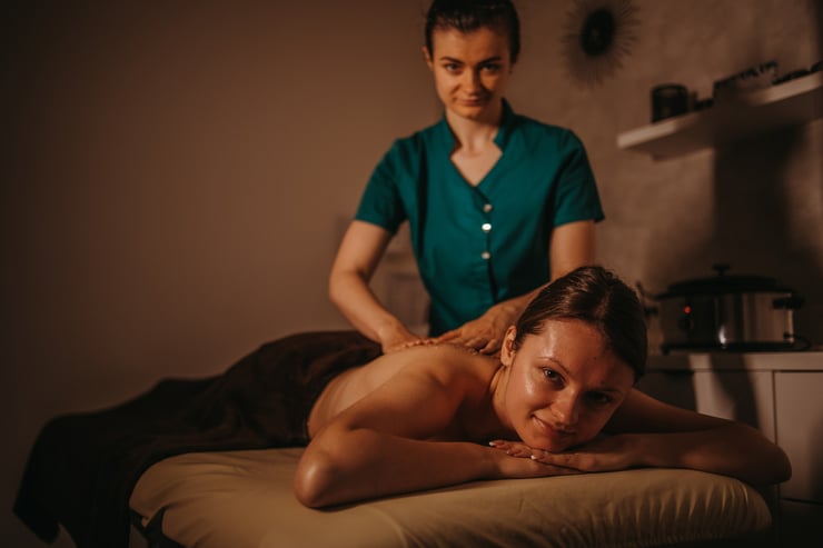 uśmiechnięta kobieta na masażu