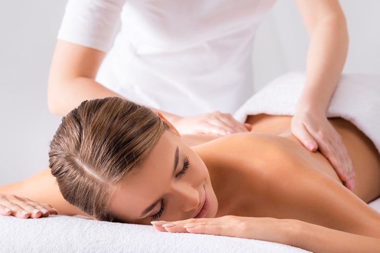 masażystka wykonuje relaksujący masaż pleców