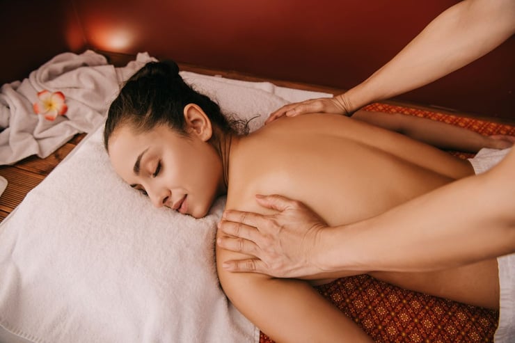 Kobieta podczas masażu w Galeria Groovy – Spa Relax w Częstochowie