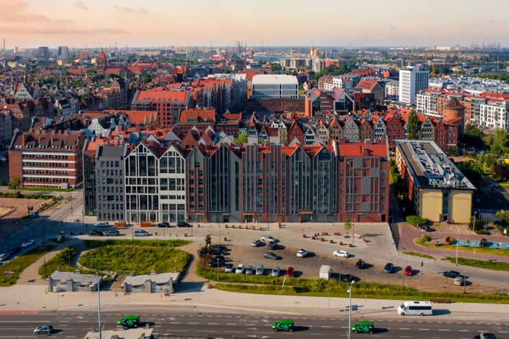 widok z lotu ptaka na Hotel Grano i inne budynki w Gdańsku