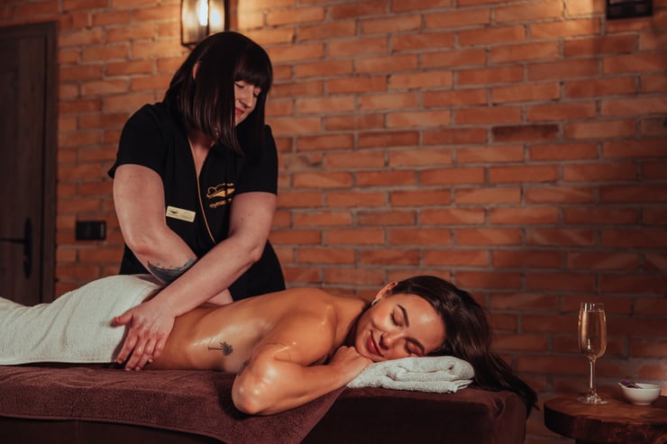 kobieta wykonująca masaż