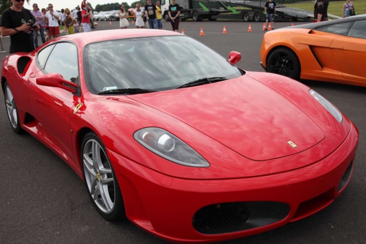 Tłum podziwiający zaparkowane Ferrari F430